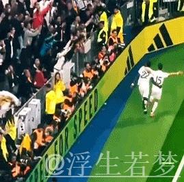 皇马英雄115分钟绝杀狂奔人群庆祝,经典一幕再现 皇马英雄115分钟绝杀狂奔人群庆祝,经典一幕再现