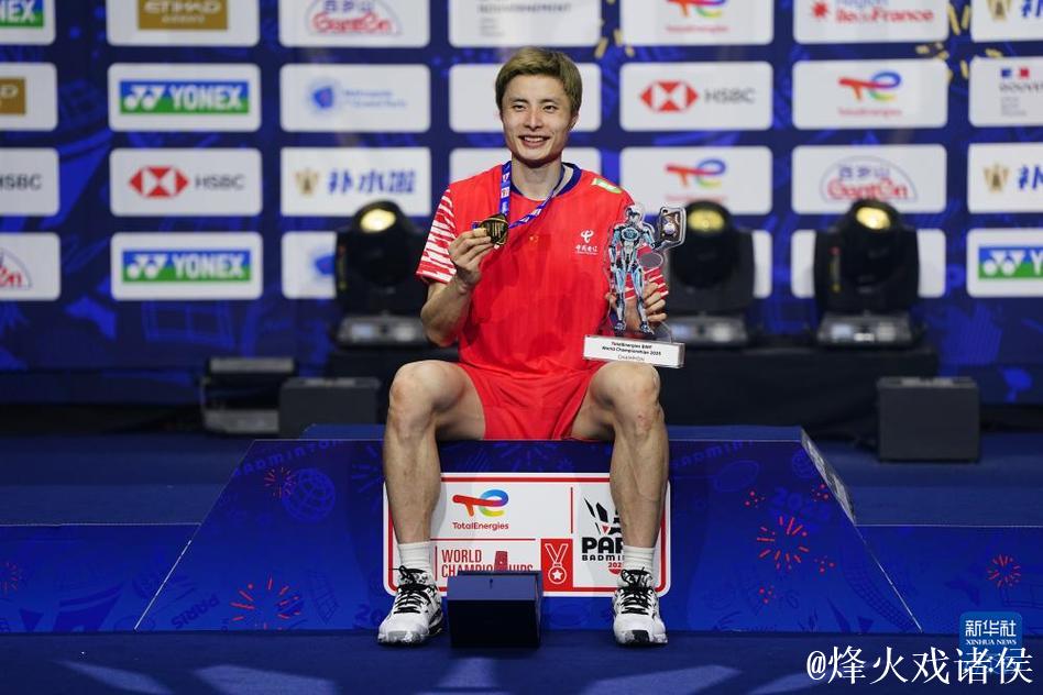 世界羽联年终总决赛 石宇奇0-2小波波夫获男单亚军